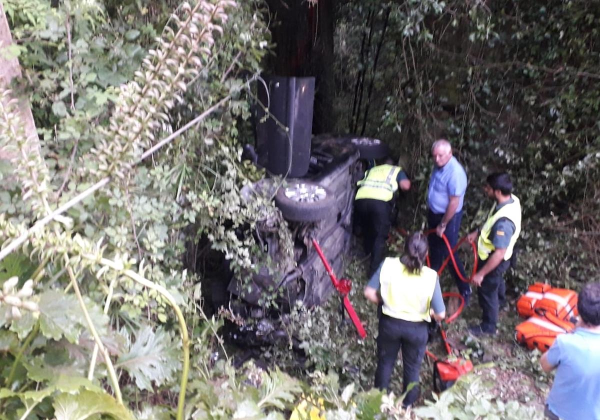 La víctima quedó atrapada en el interior del coche, cuya posición dificultaba el rescate