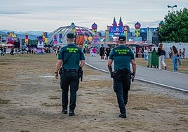 Agentes de la Guardia Civil en el recinto del festival Boombastic en Llanera.