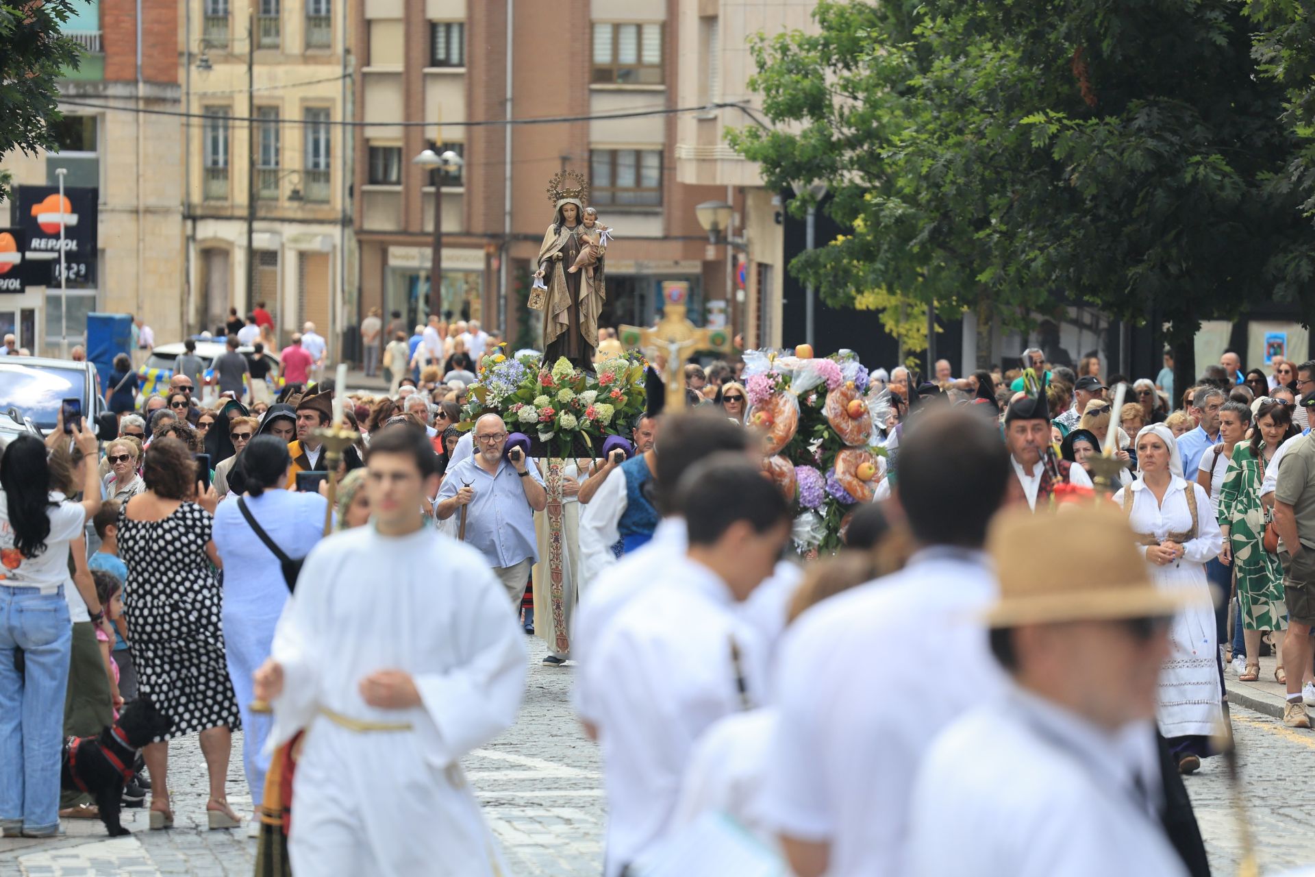 El Carmín de La Pola: misa y procesión antes de la romería