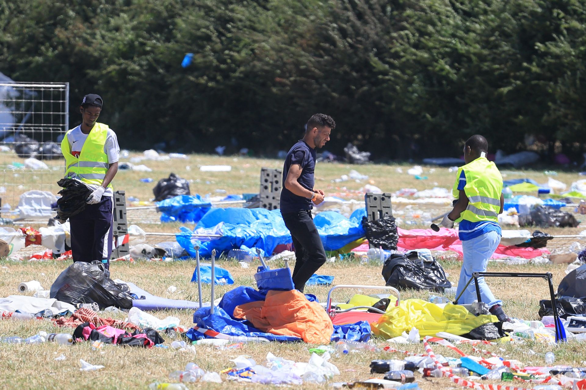 El desmontaje del Boombastic Asturias: basura, neveras portátiles, sillas de camping, calzado...