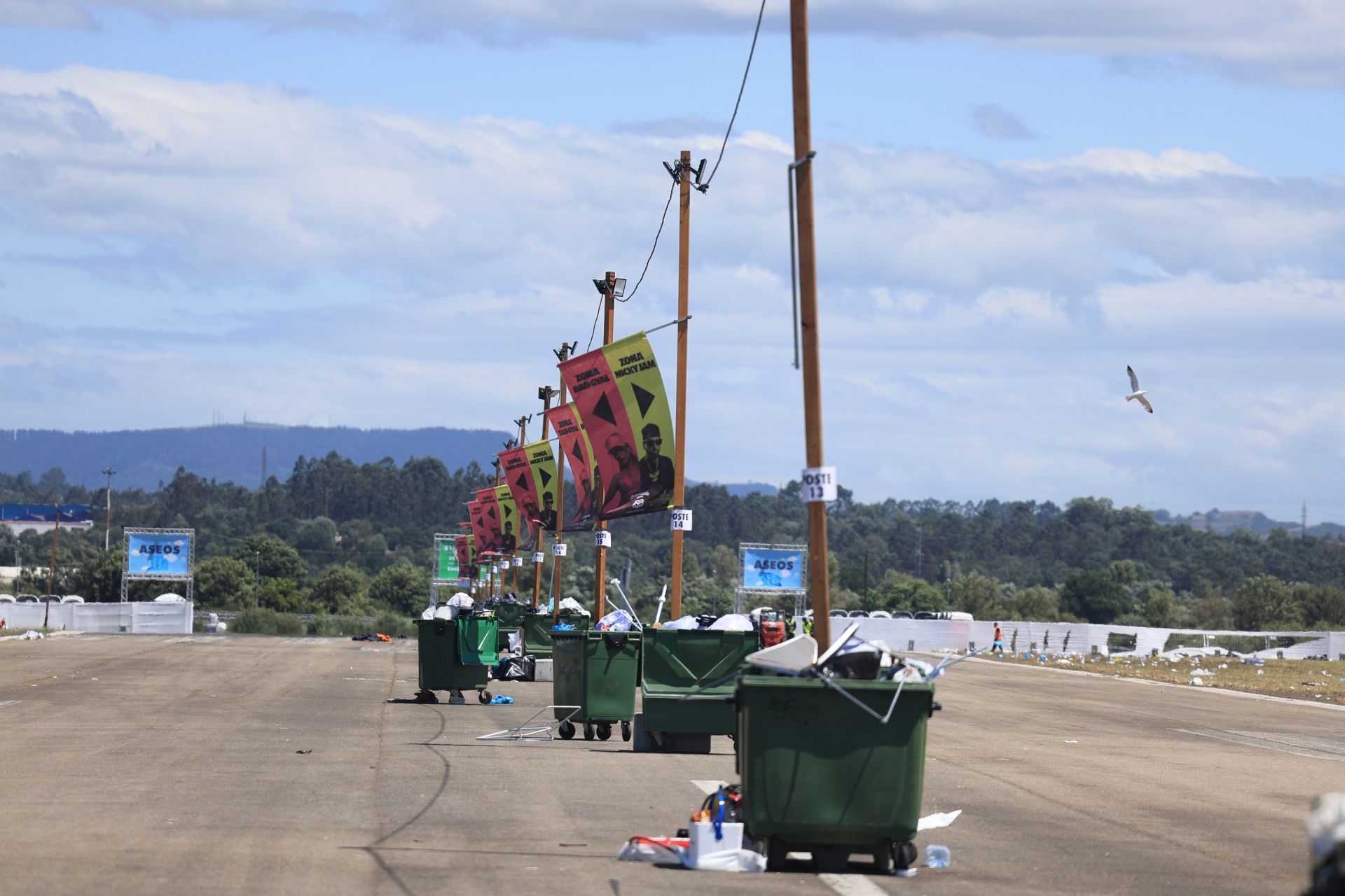 El desmontaje del Boombastic Asturias: basura, neveras portátiles, sillas de camping, calzado...