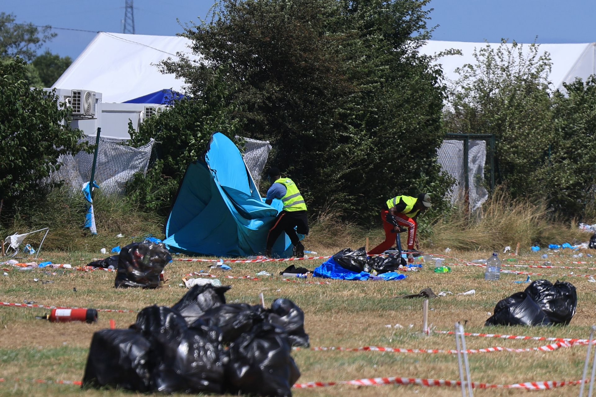 El desmontaje del Boombastic Asturias: basura, neveras portátiles, sillas de camping, calzado...