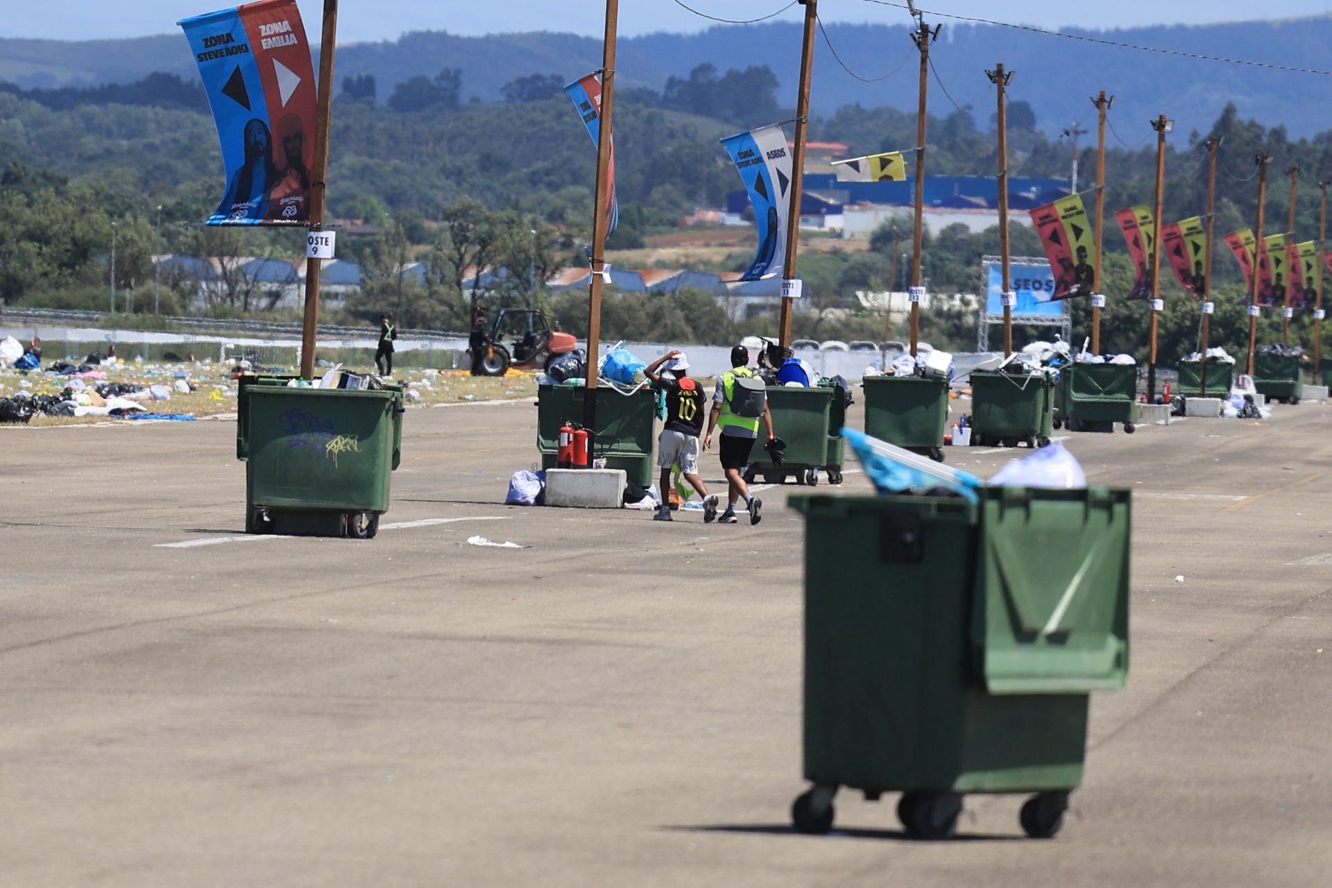 El desmontaje del Boombastic Asturias: basura, neveras portátiles, sillas de camping, calzado...