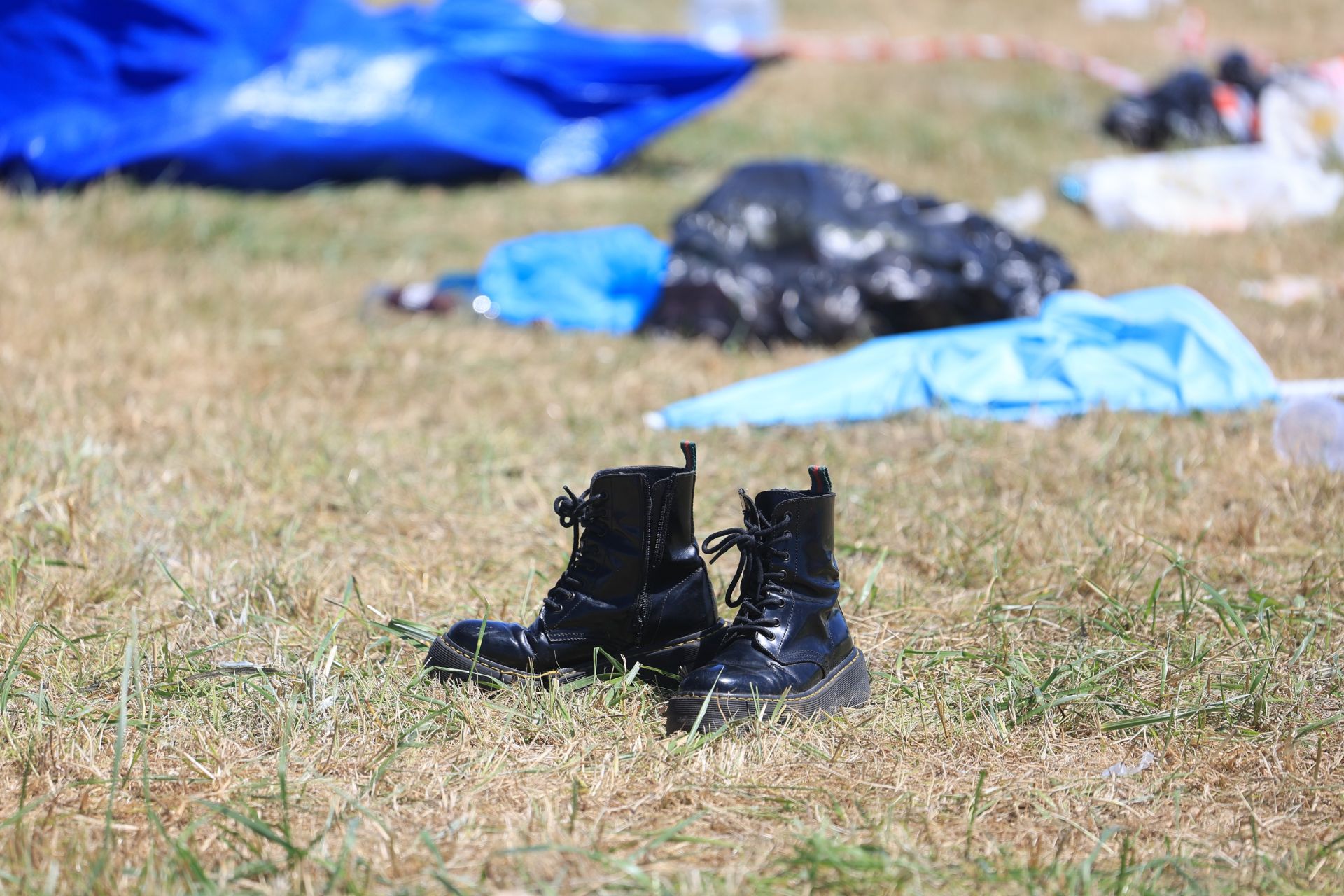 El desmontaje del Boombastic Asturias: basura, neveras portátiles, sillas de camping, calzado...