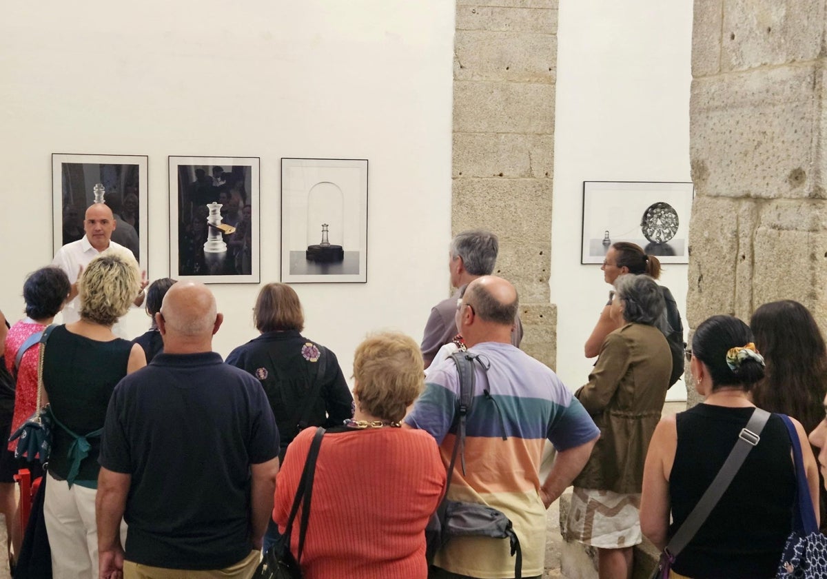 García de Marina charla con los asistentes a la inauguración en Oporto.