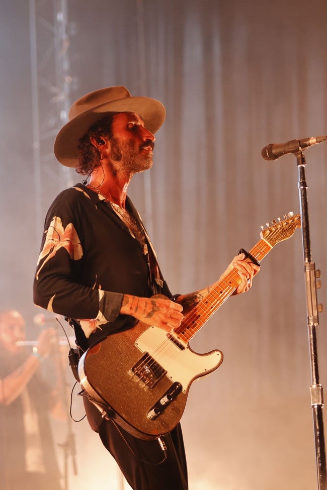 Leiva, guitarra en mano.