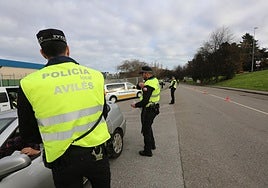 Agentes de la Policía Local en un control realizado en la zona de Los Canapés.
