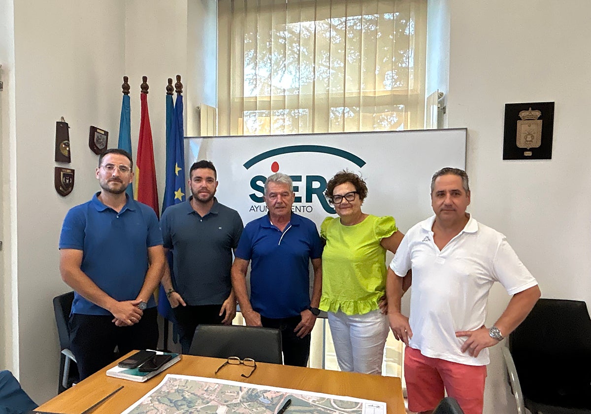 aimundo Díaz, en el centro, con Carlos Sánchez y Adrián Menéndez, de la empresa adjudicataria; y Javier y Montse Riesgo, vecinos de Forfontía.