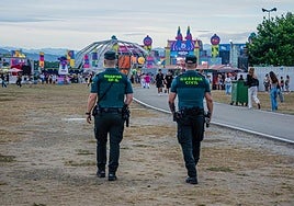 Agentes de la Guardia Civil en el recinto del festival Boombastic.