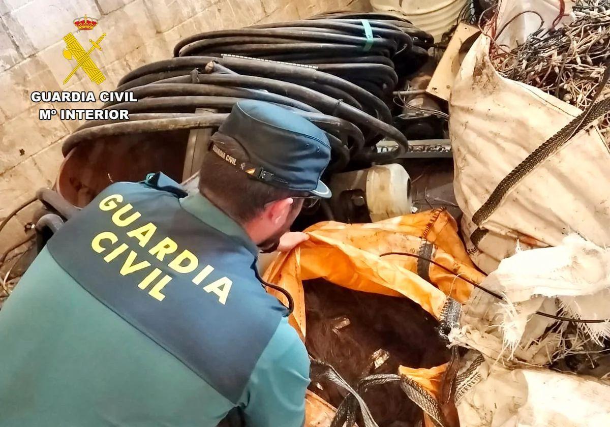 Material incautado por la Guardia Civil en uno de los centros de metales registrados a raíz de la investigación.