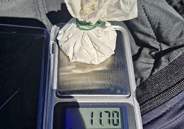 La bolsita con la droga que fue hallada por los agentes en el interior del coche.