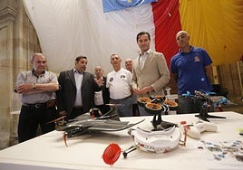 El edil de Relaciones Insituticionales, Jorge González-Palacios (segundo por la derecha) observa los distintos drones que se pueden ver en la exposición junto con los organizadores de la misma.