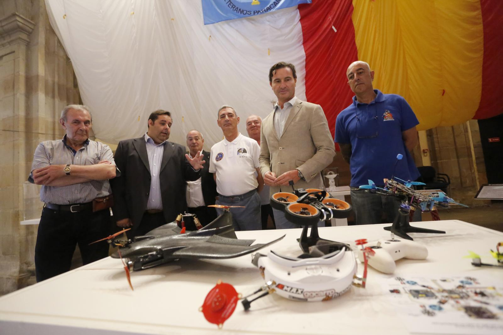 El edil de Relaciones Insituticionales, Jorge González-Palacios (segundo por la derecha) observa los distintos drones que se pueden ver en la exposición junto con los organizadores de la misma.