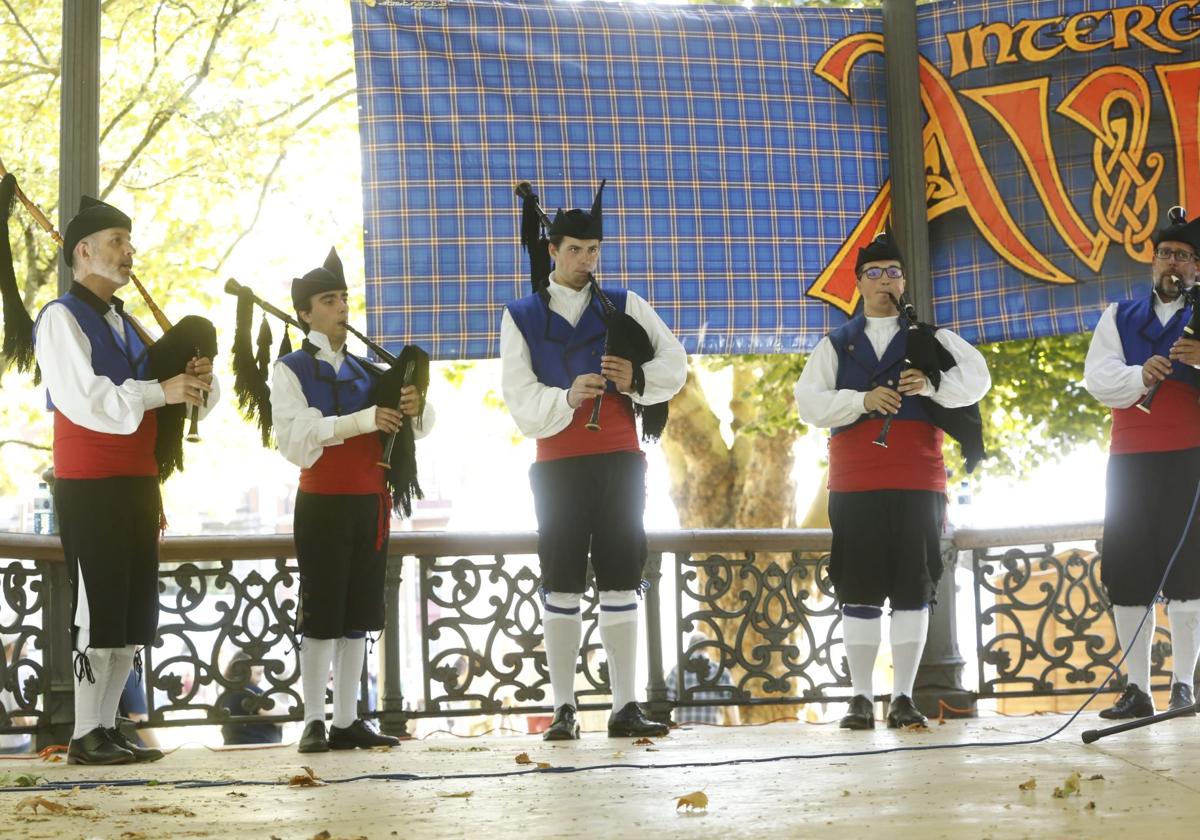 Actuación en el marco del Festival Intercéltico de Avilés, en el parque de El Muelle.