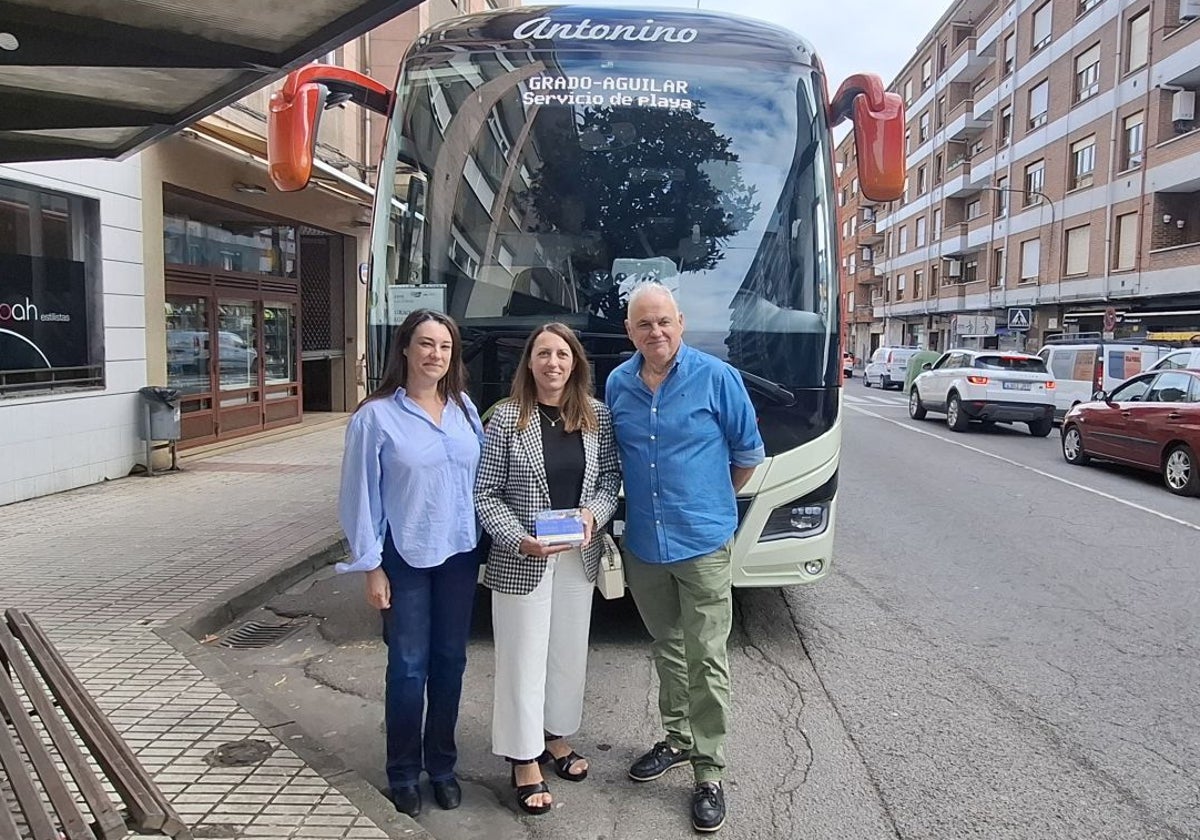La teniente de alcalde de Grado, Cristina Coalla; la directora general de Transportes, Arantza Fernández; y el responsable de la empresa Autos Corias, Pablo Suárez, en la villa moscona