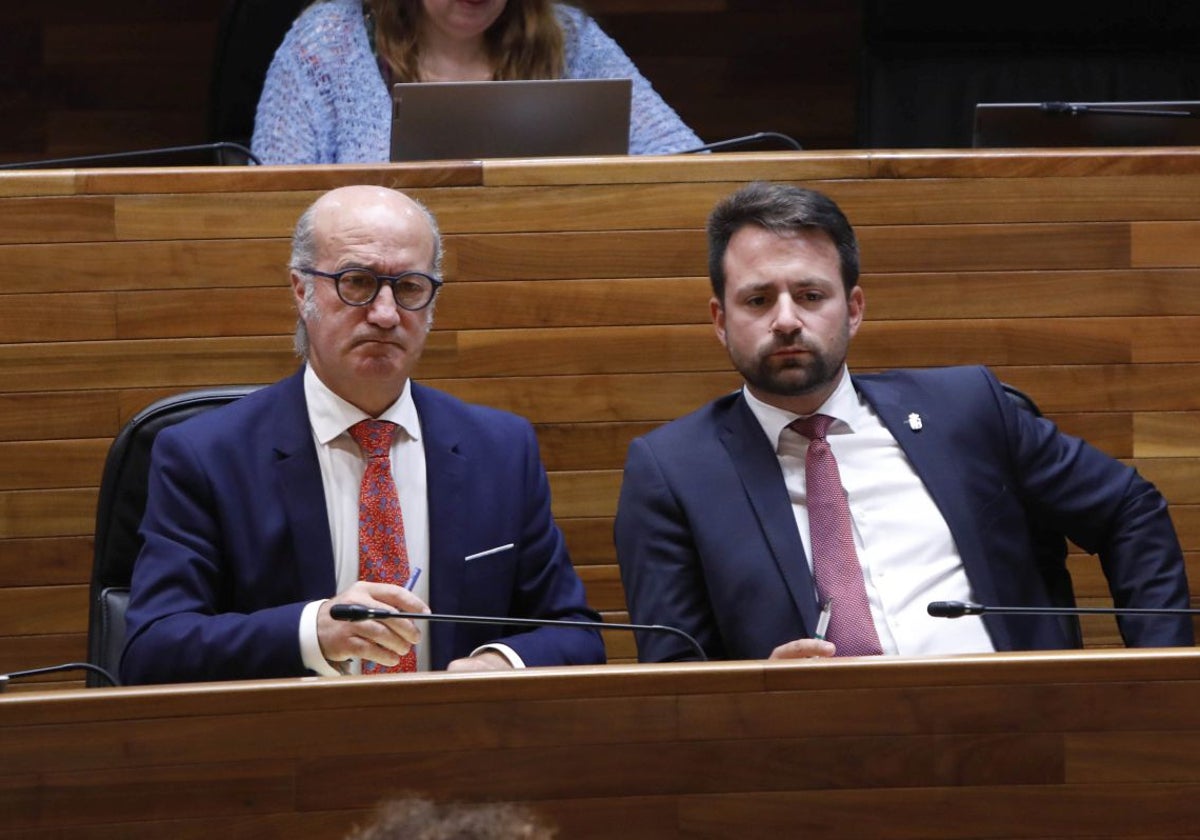 Los populares Luis Venta y Álvaro Queipo siguen el pleno sobre financiación desde sus escaños.