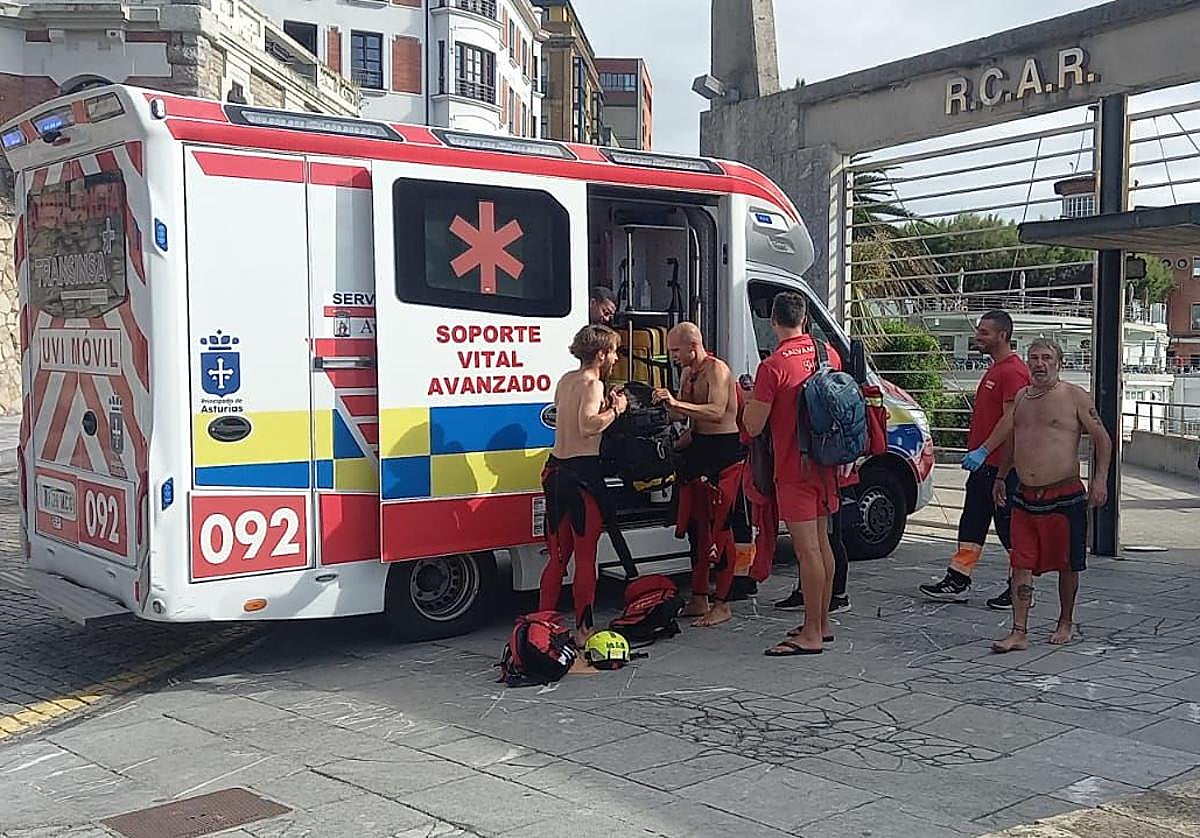 Rescatan a un vecino de Cimavilla en la playa de San Lorenzo, en Gijón