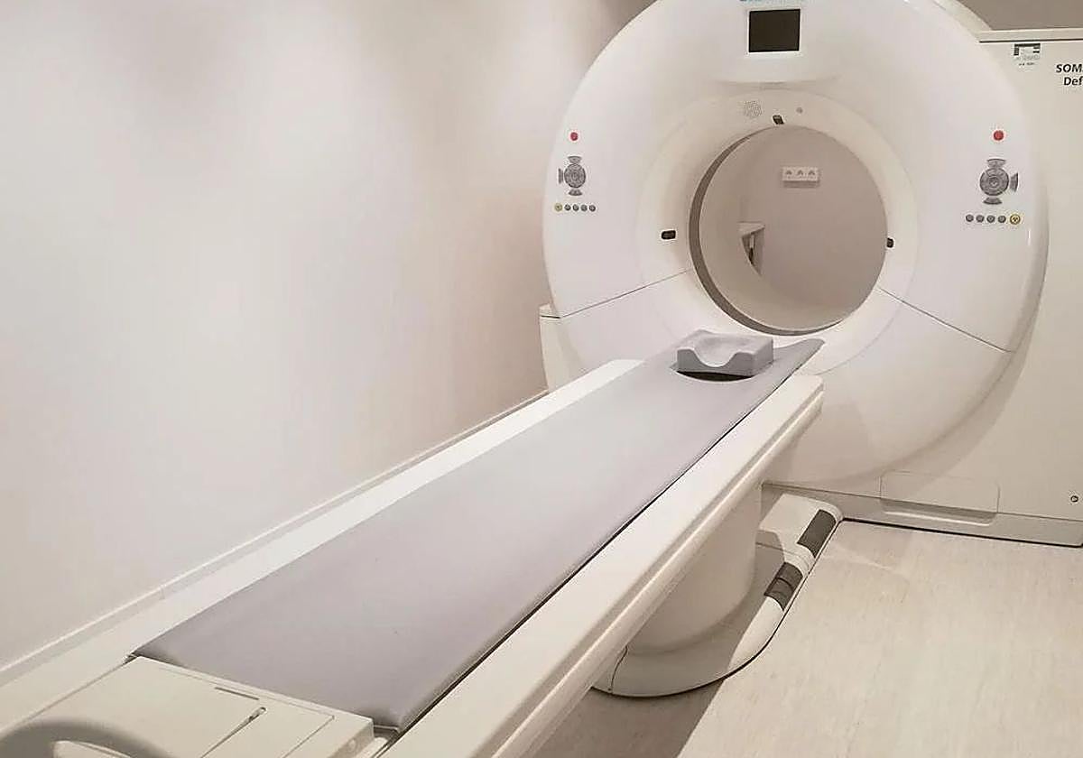 Una máquina de resonancia magnética dispuesta para su uso.