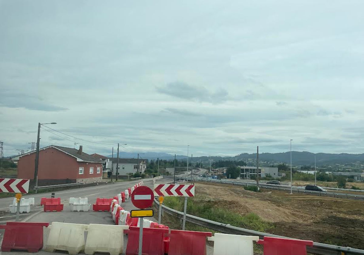 El antiguo acceso a San Miguel de la Barreda, cerrado,. A la derecha de la imagen, el nuevo trazado de la AS-17, que bordea el pueblo.