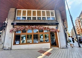 El Ayuntamiento prohibe instalar la terraza del Café de Valdés por falta de espacio en la acera.