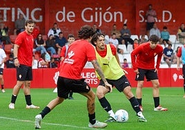 Álex Corredera trata de superar a Gelabert en un entrenamiento.