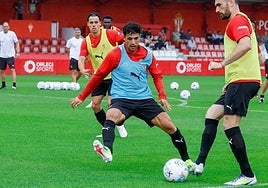 Nacho Martín trata de robar el balón a Pablo Vázquez en el entrenamiento del sábado.