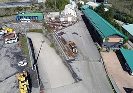Naves exteriores en el piso cero de Cerredo y rampa de acceso a la mina subterránea.