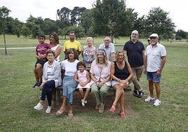 Una representación de los vecinos de la asociación 'Santo Tomás' posan en el área recreativa de Granda, dedicada a Pedro Pidal .