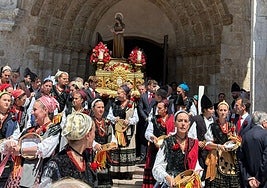 La Magdalena, a su salida de la Basílica de Llanes.