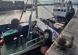 Estado en el que quedó el coche tras caer al barco en El Musel.