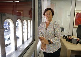 Carmen Moreno posa en el despacho que ha ocupado y trabajado, durante 34 años, en la calle Marqués de San Esteban, en Gijón.