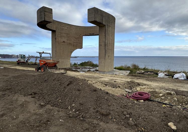 Estado actual de las obras en el entorno de la escultura.