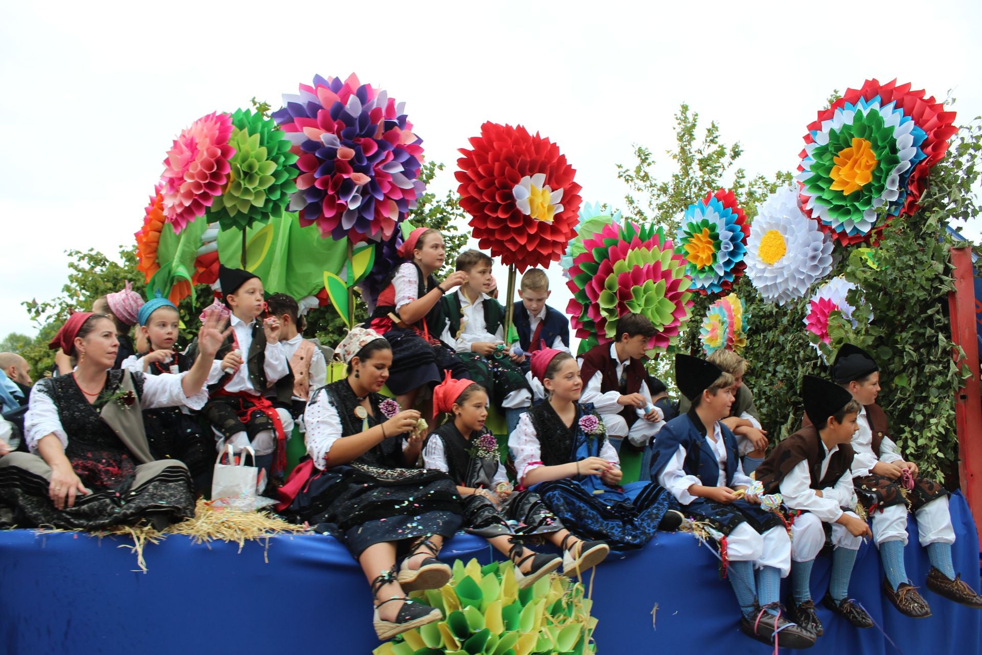 Desfile de carrozas de las fiestas del Bollu de Arriondas.