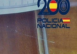 Hilo entre el marco y la puerta de acceso a la vivienda que colocan los ladrones.