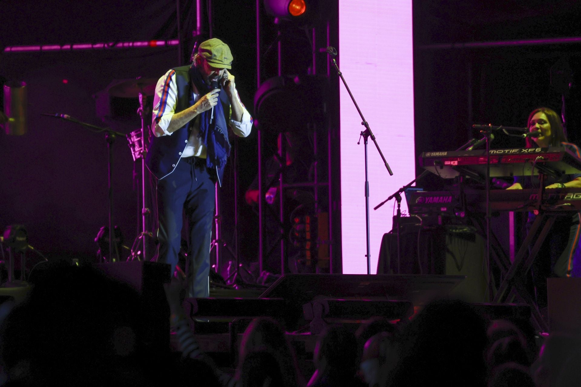 Juan Luis Guerra llena Gijón de burbujas de amor