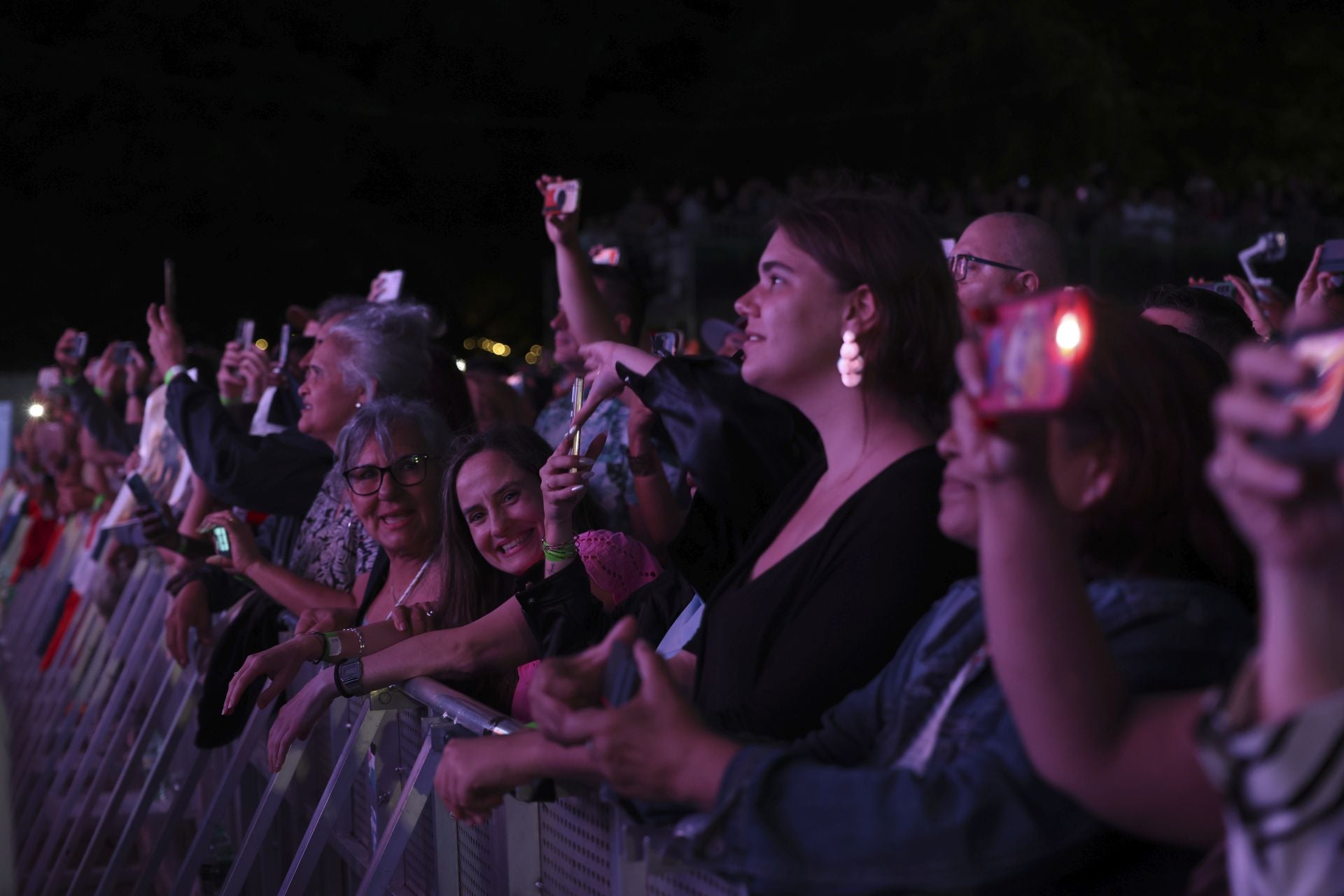 Juan Luis Guerra llena Gijón de burbujas de amor