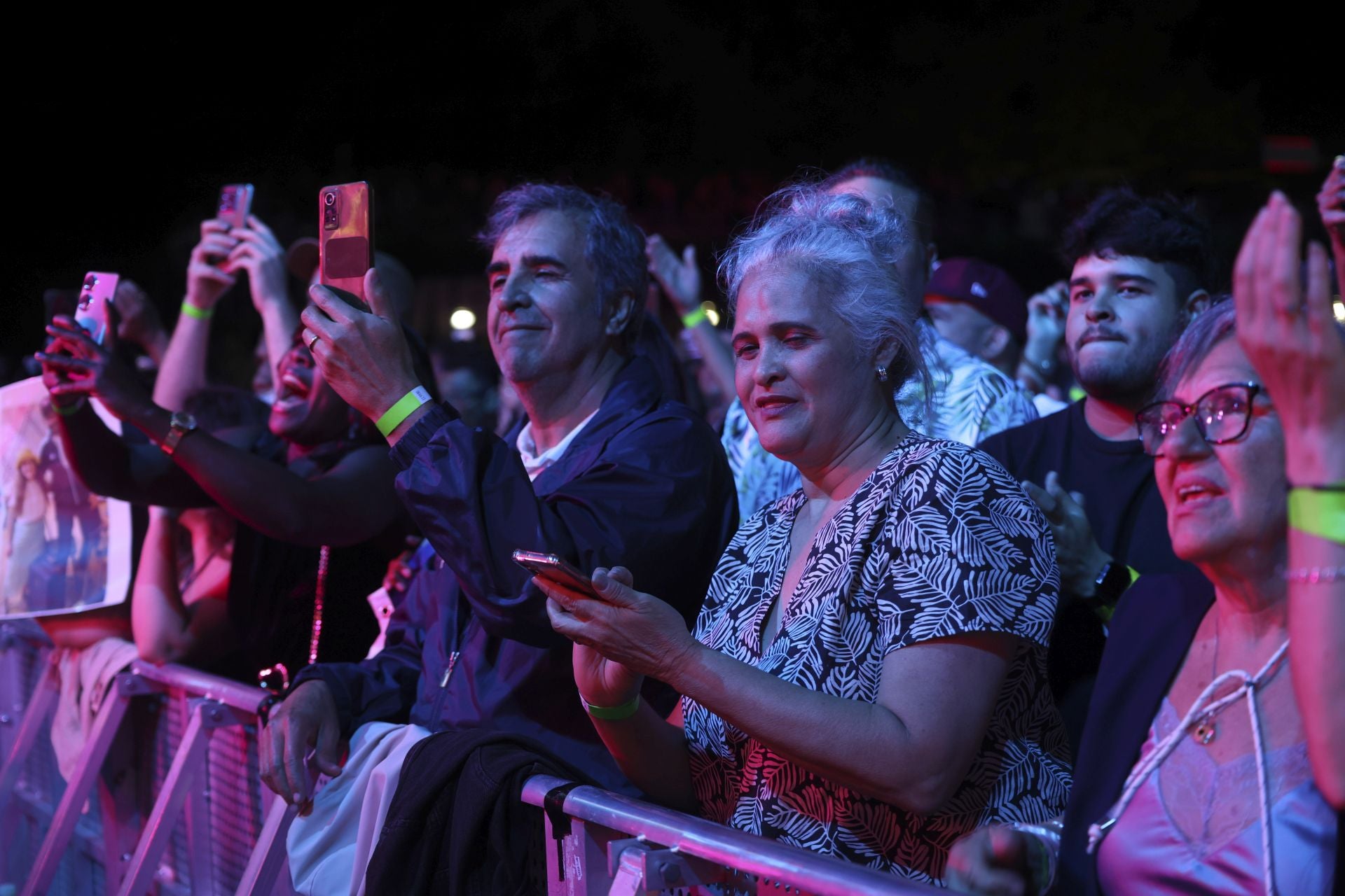 Juan Luis Guerra llena Gijón de burbujas de amor