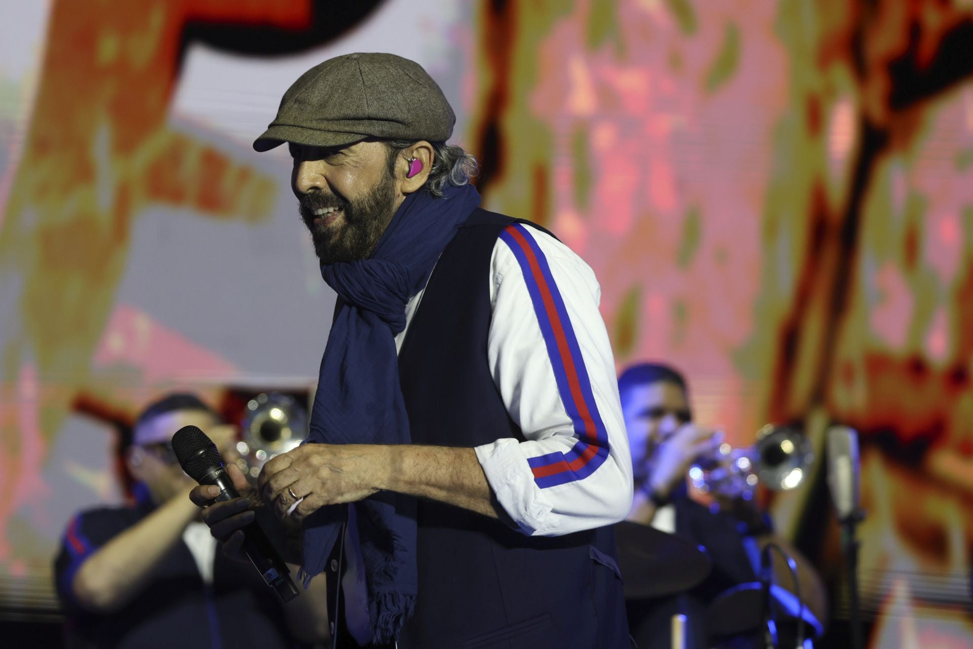Juan Luis Guerra llena Gijón de burbujas de amor