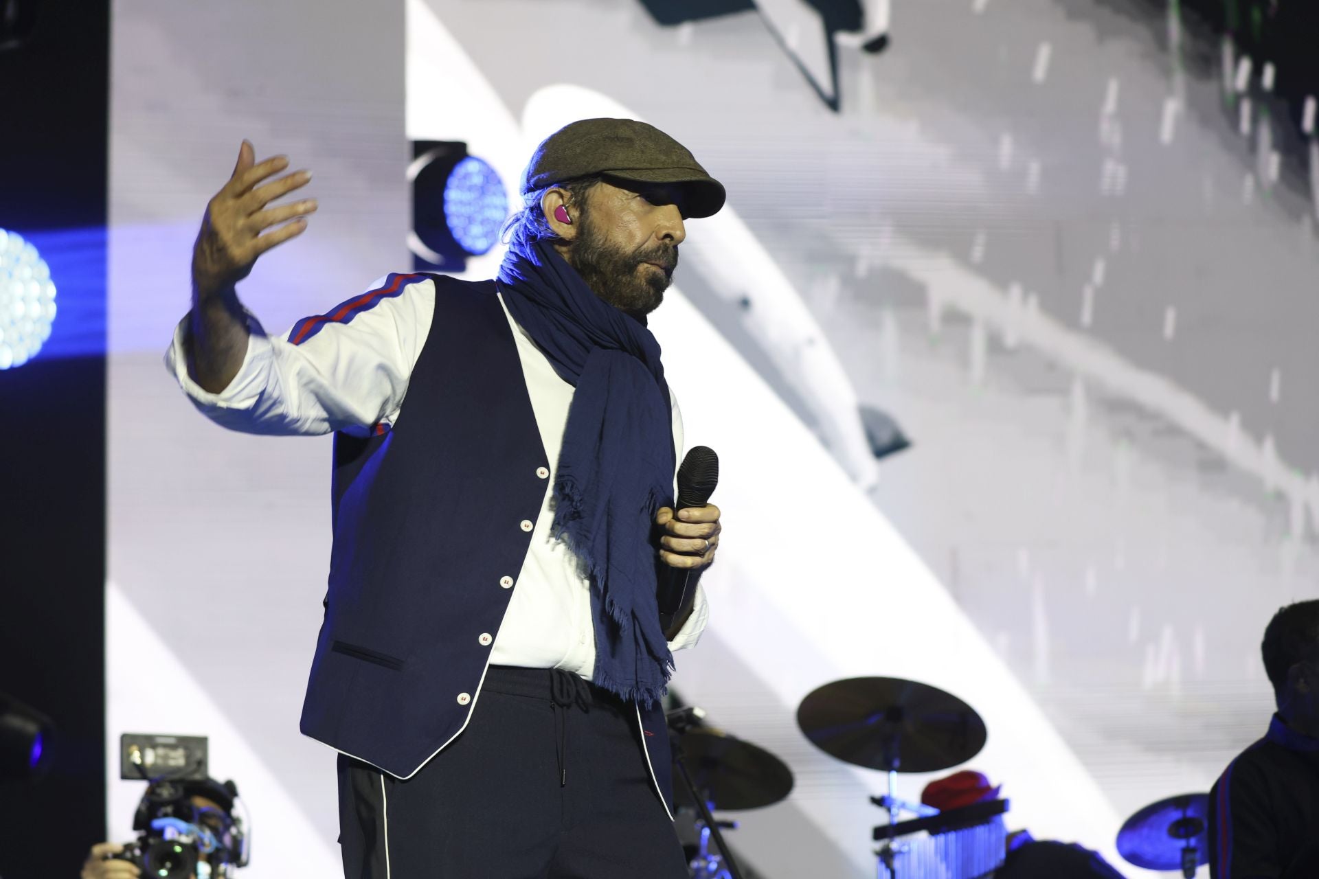 Juan Luis Guerra llena Gijón de burbujas de amor
