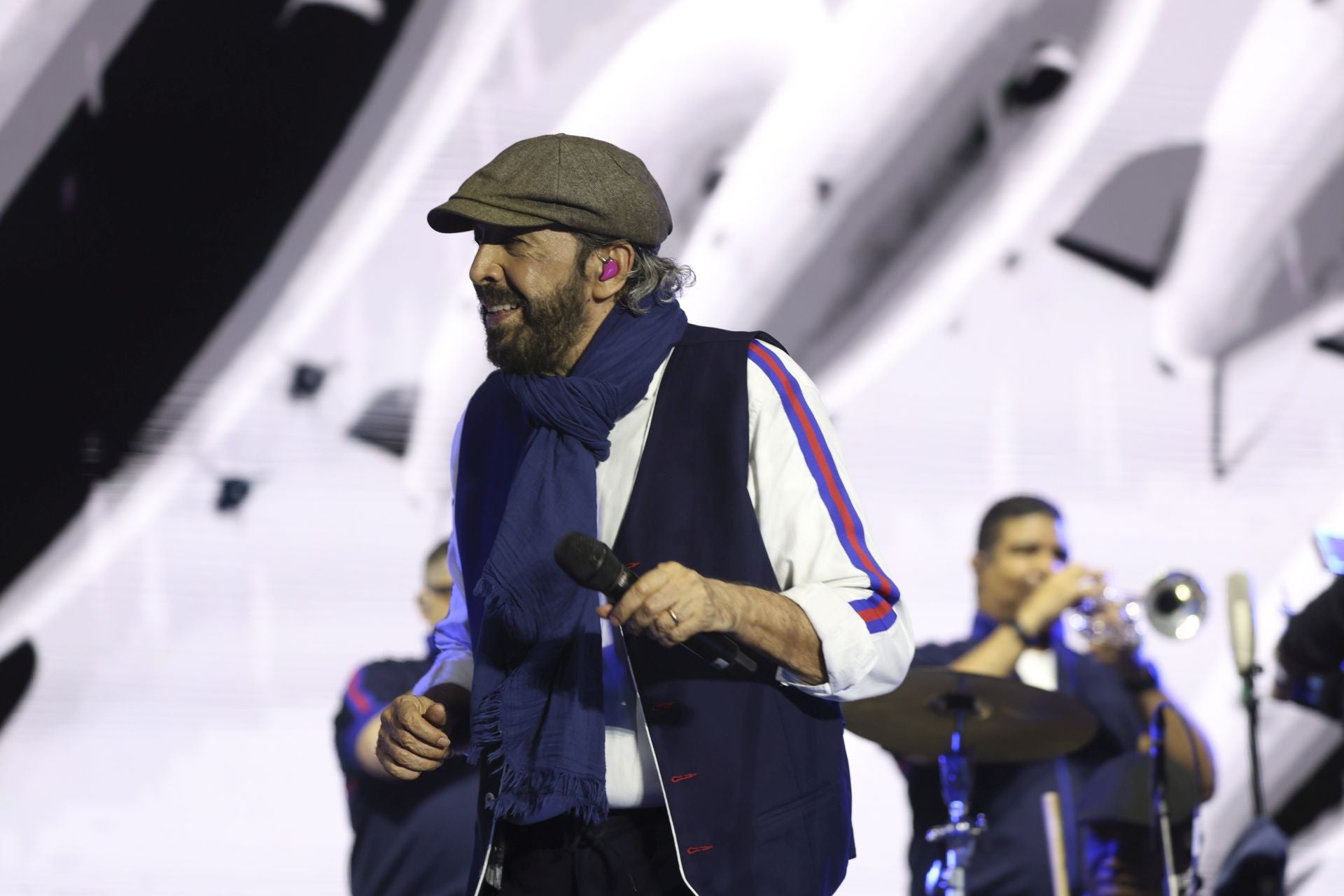 Juan Luis Guerra llena Gijón de burbujas de amor