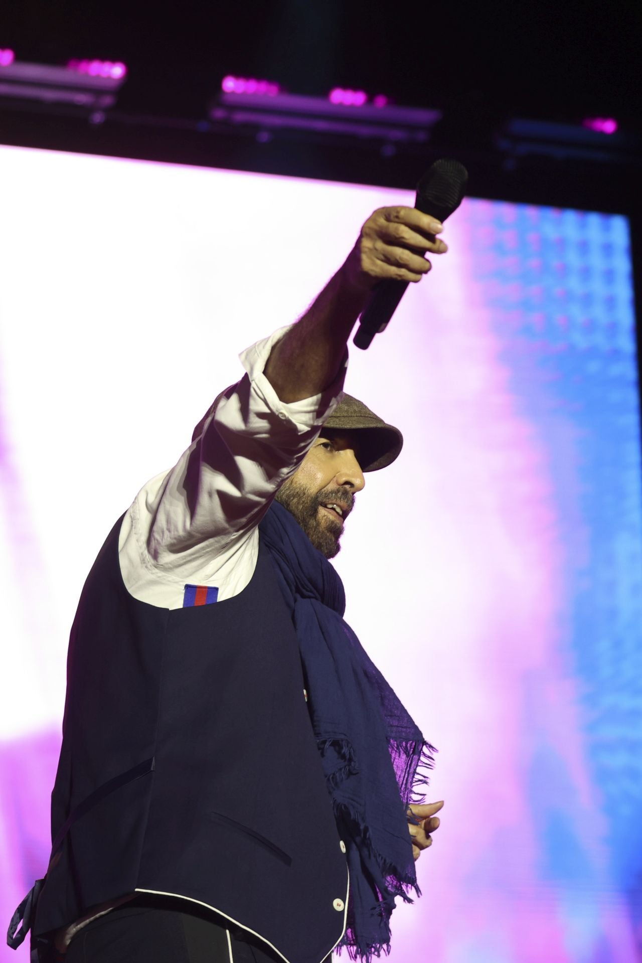 Juan Luis Guerra llena Gijón de burbujas de amor
