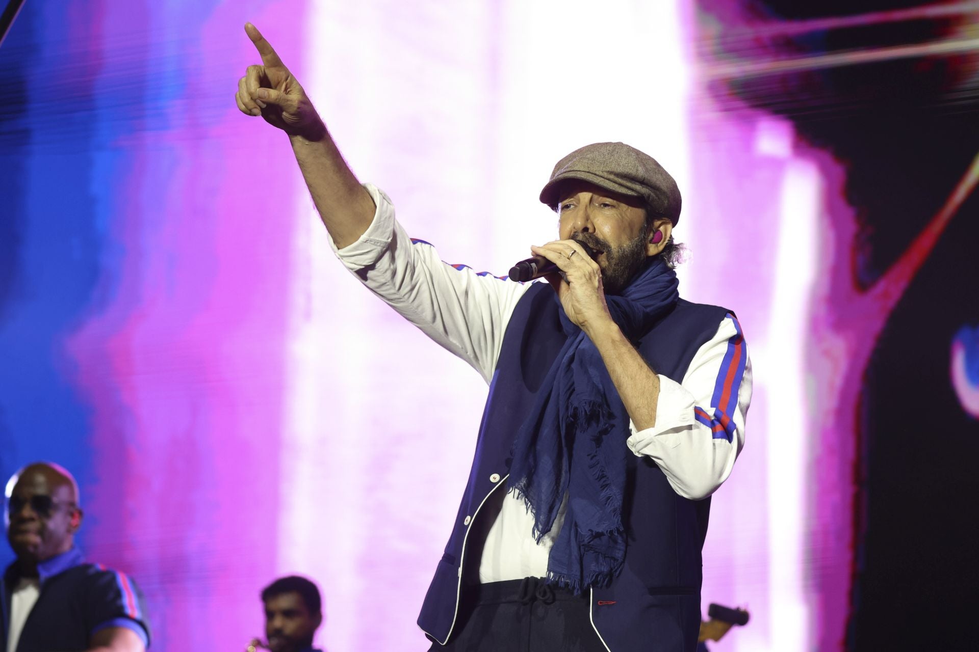 Juan Luis Guerra llena Gijón de burbujas de amor
