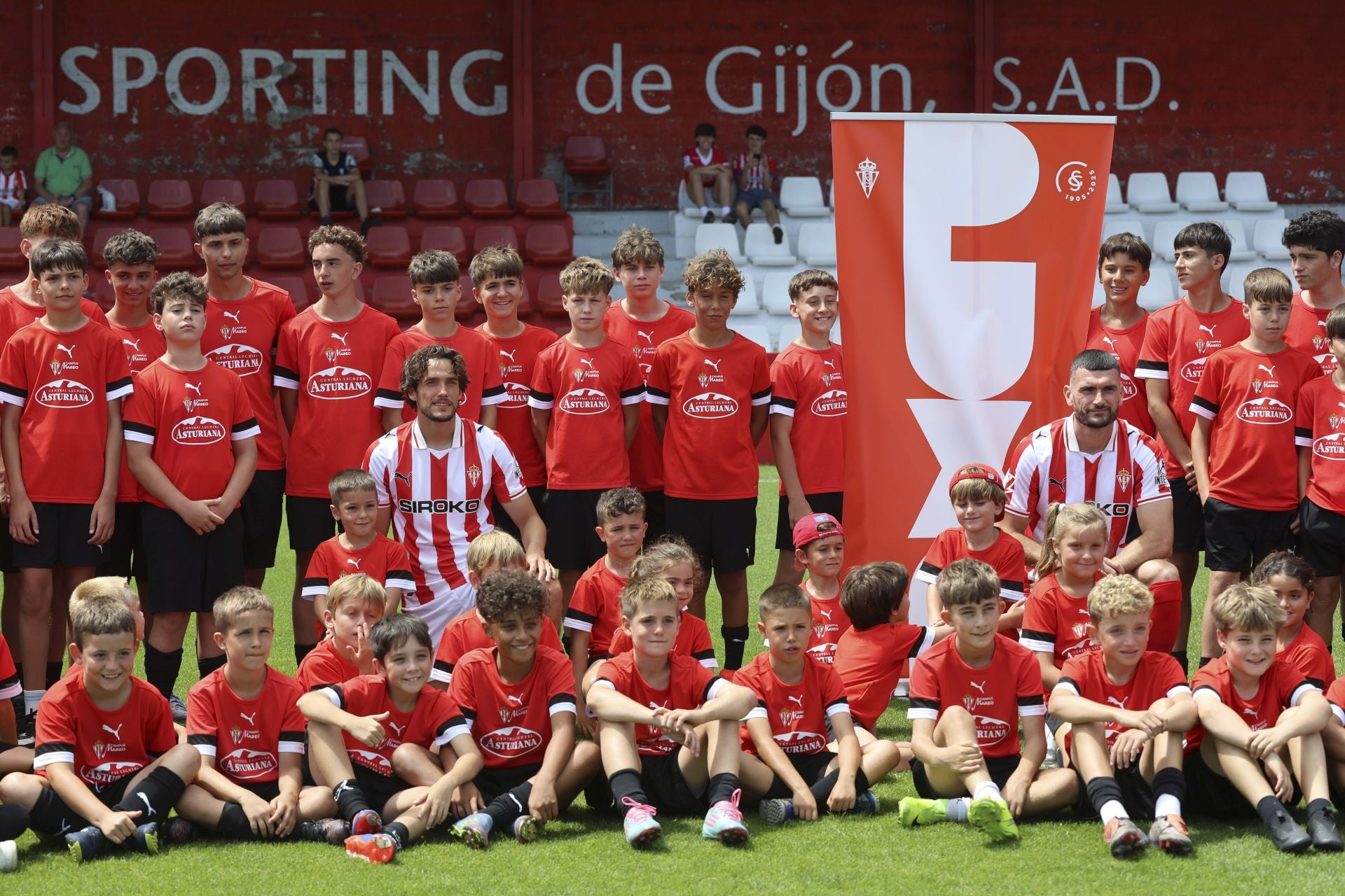 Así fue la presentación oficial de Álex Corredera y Pablo Vázquez en el Sporting