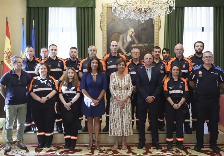 La alcaldesa, Nuria Bravo y los responsables de la Policía Local, Bomberos y Protección Civil, con los voluntarios del servicio.