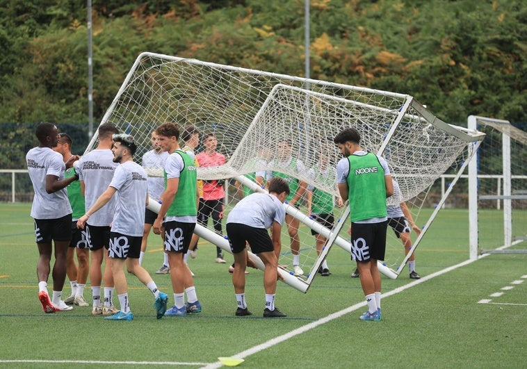 El Real Avilés estudia irse a entrenar fuera de la ciudad ante la urgencia de un campo natural