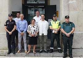 Por la izquierda en primera línea, la inspectora jefe Ana Álvarez; los ediles Jesús Abad y Ana Rosa Nosti, el alcalde, Ángel García; el sargento primero de la Guardia Civil Francisco Escobar y el sargento Daniel Suárez. Detrás, los responsables de Protección Civil y del hospital de campaña, Saúl Ordiales y Matías Amaro.