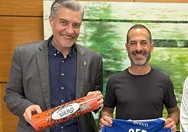 Martín Peláez y Ángel García durante la firma del acuerdo de colaboración, hace casi un año.