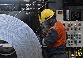 Un trabajador de la planta de Arcelor en Avilés.