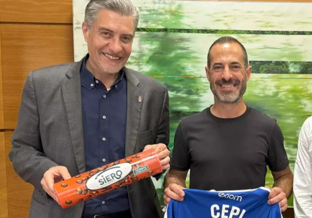 Martín Peláez y Ángel García durante la firma del acuerdo de colaboración, hace casi un año.