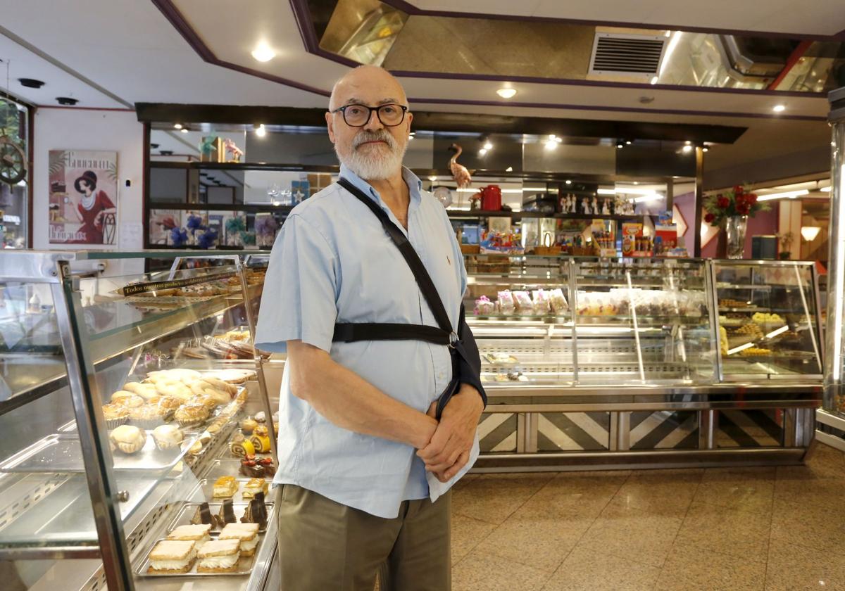 Juan Manuel Álvarez, propietario de Moka Confitería, en Gijón, adquirió el negocio de la avenida de Castilla, abierto desde 1972, en el año 1987.
